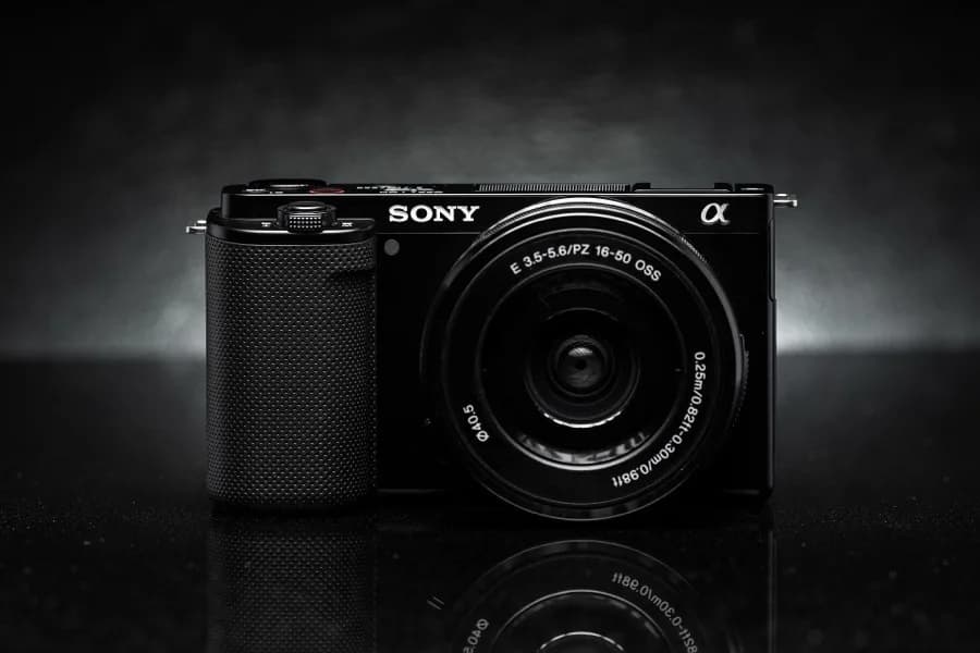 Cámara Sony ZV-E10 de frente, con el lente 16-50 mm